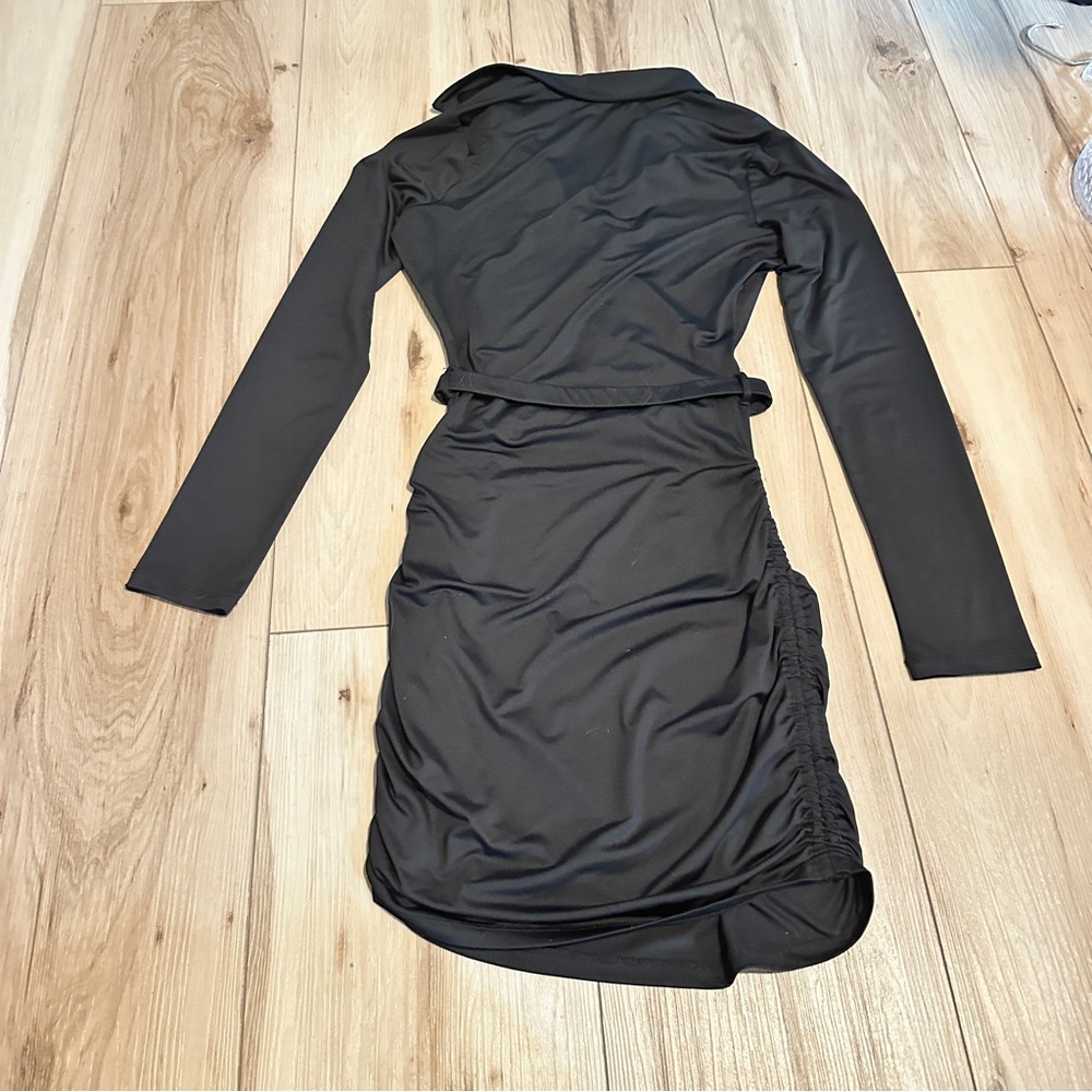 Guess silky branded belt dress with ruched detailing on the sides. - Picture 3 of 5